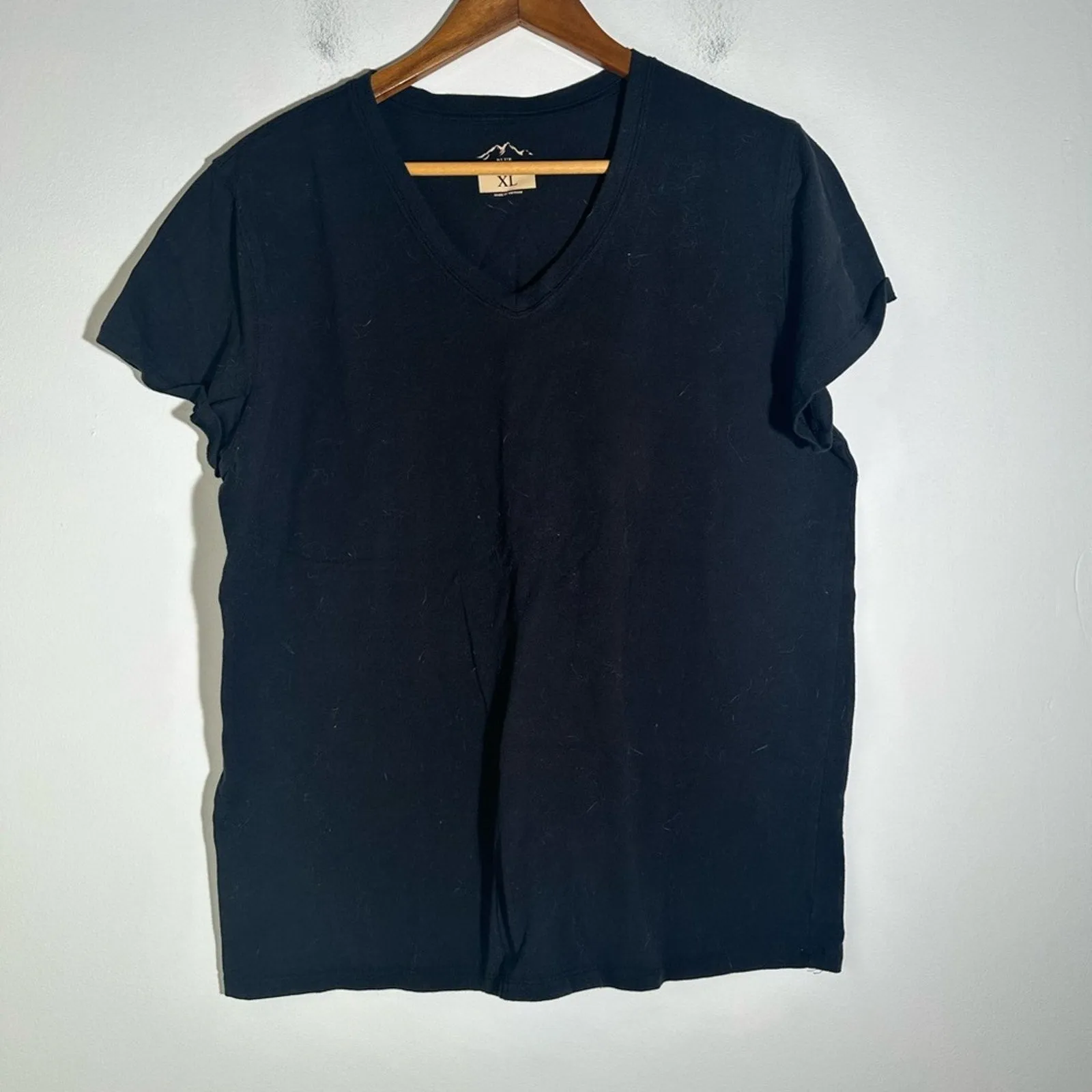 Blue Mountain Black V-Neck T-Shirt XL